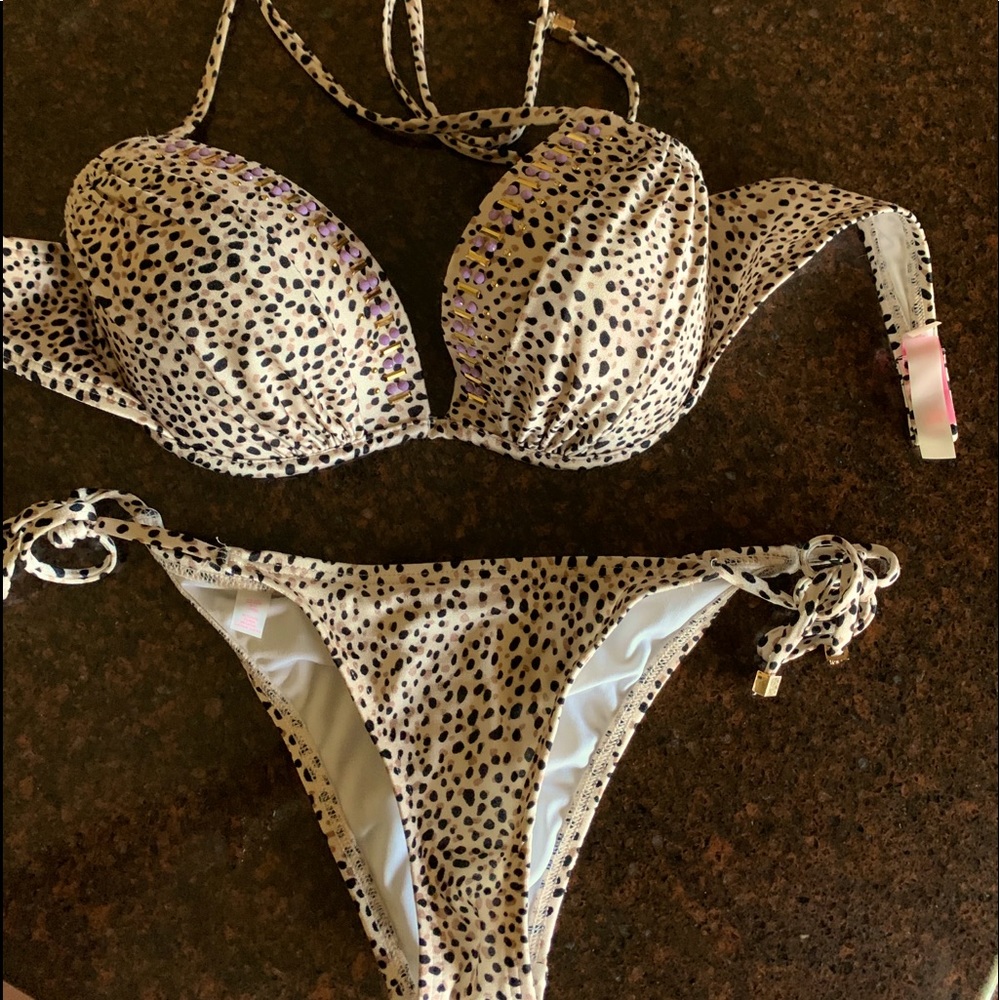 Victoria Secret size XS in the bottom and 32D